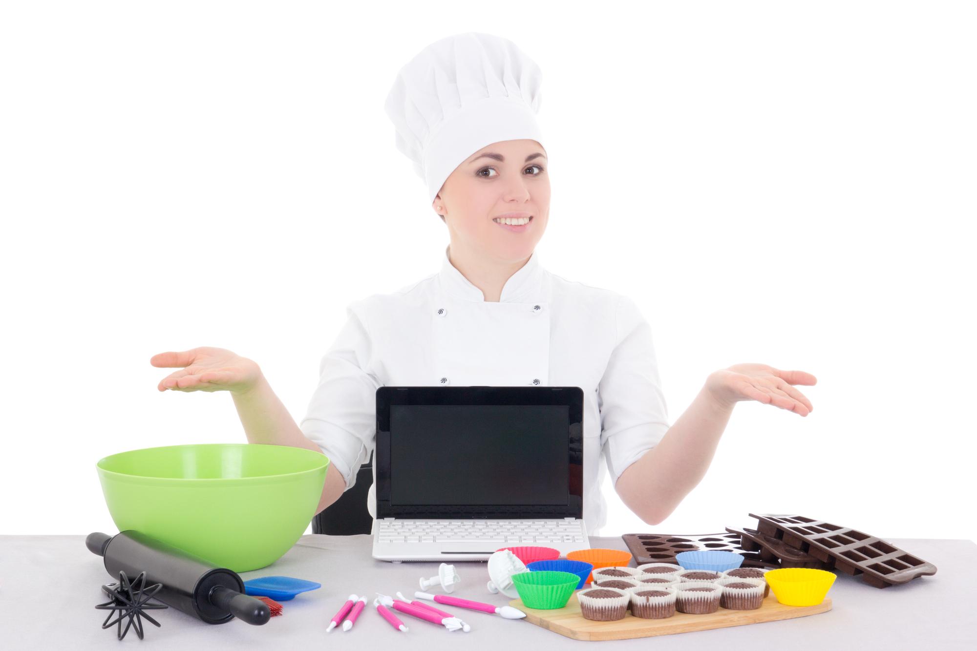 Chef che consiglia uno studente durante una lezione