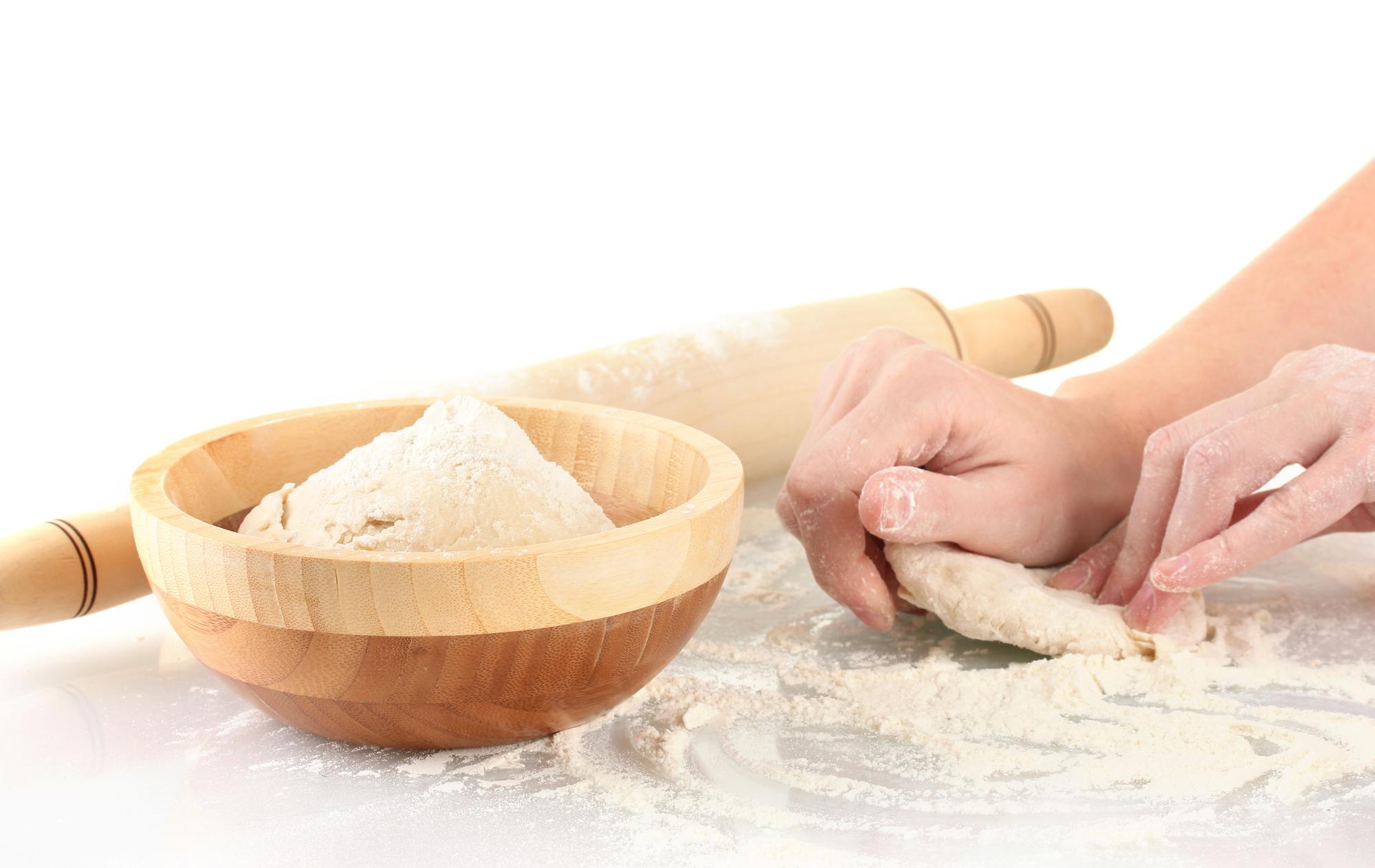Dettaglio di impasto lavorato a mano su tavola di legno